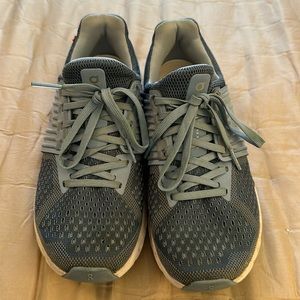 Oncloud tennis shoes women size 5